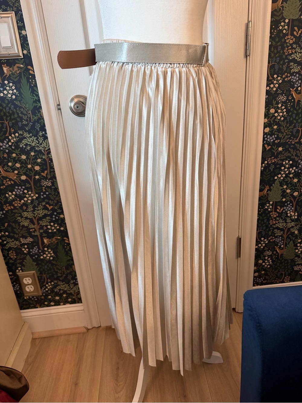 Metallic Cream Pleated Midi Skirt with Matching Belt - Picture 4 of 7